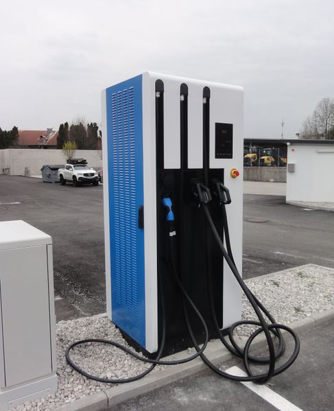 Datei:E-Ladestation am Parkplatz.jpg