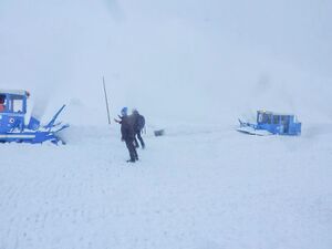 Großglockner Hochalpenstraße Schneeräumung 26. April 2016 03.jpg
