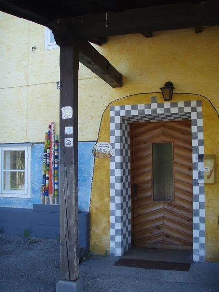 Datei:Eingang Volksschule Radochsberg.jpg