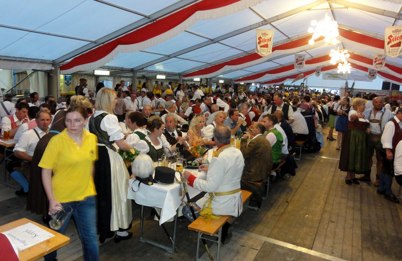 Datei:Festzeltbild II, Ehrengäste.jpg
