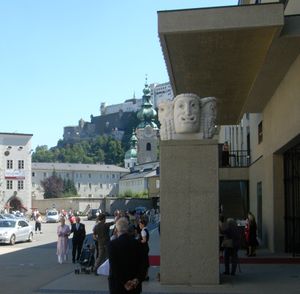 Maskenbildnis von Jakob Adlhart beim Kleinen Festspielhaus.jpg
