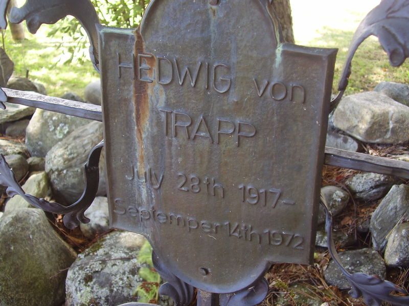 Datei:Grabstein Hedwig von Trapp.jpg