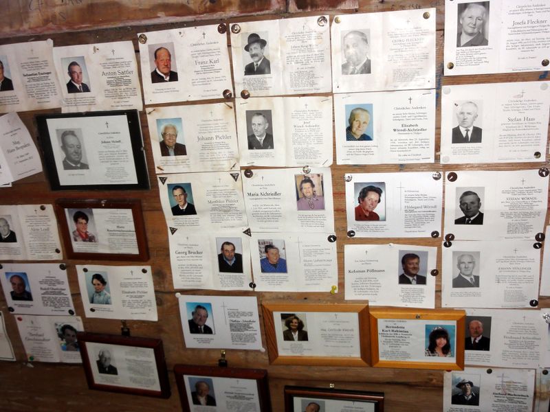 Datei:Sterbebilder in der Kolomanskirche.jpg