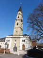 Tassilodenkmal mit Stiftskirche.JPG