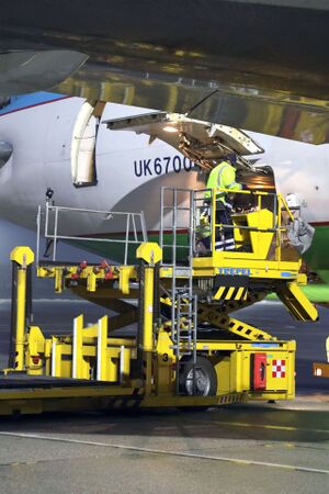 Uzbekistan Airlines brachte medizinisches Material 07.jpg
