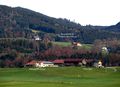 Wierergut in Kraimoos, darüber Bauernhöfe in Thalgau-Enzersberg.jpg
