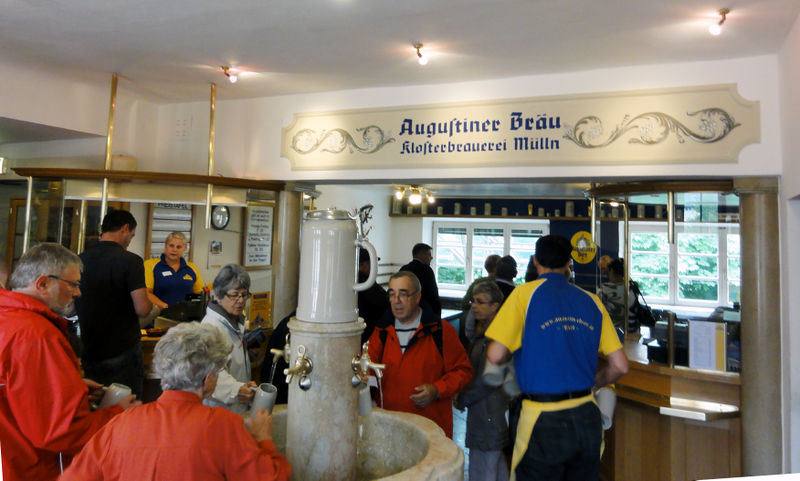 Datei:Bierausschank im Müllner Bräustübl.jpg