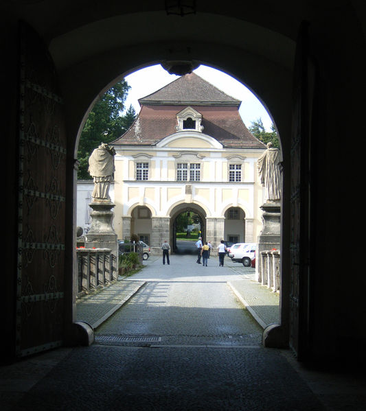 Datei:Stift Kremsmünster, Torimpression.jpg