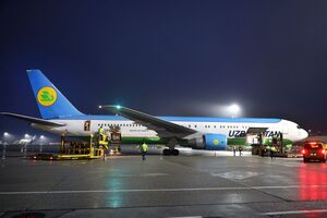 Uzbekistan Airlines brachte medizinisches Material 03.jpg