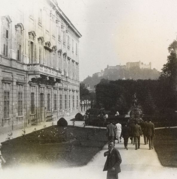 Datei:Mirabell Schloss Mirabellgarten 1928.jpg