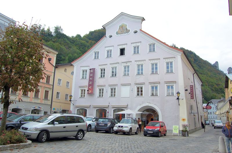 Datei:Schönes Bürgerhaus am Kornsteinplatz in Hallein.JPG