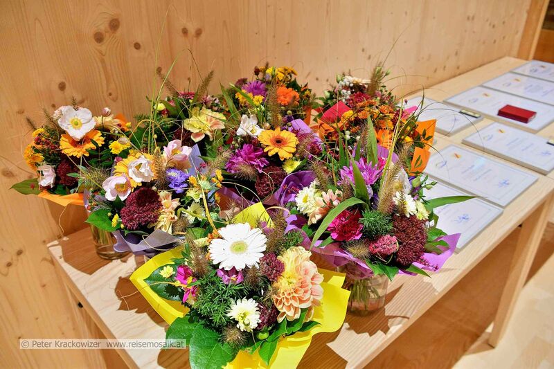 Datei:2025 10 16 Ehrungen Stadtgemeinde Neumarkt Blumensträuße.jpg