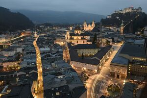 Altstadt Salzburg bei Nacht 2018.jpg