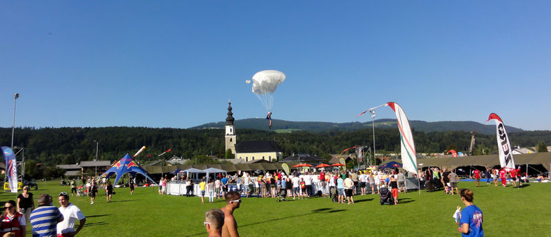 Datei:Fallschirm-Zielsprung-Weltcup 2013 in Thalgau.jpg
