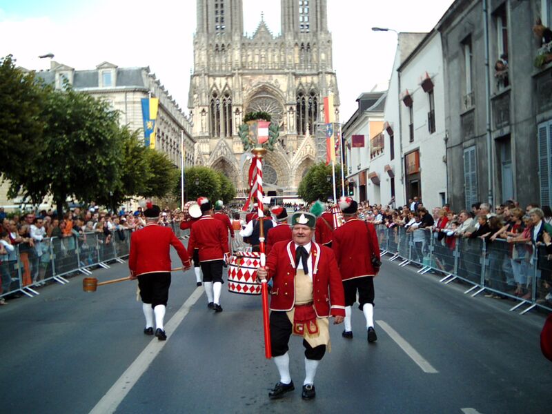 Datei:Historische Bindertanzgruppe Salzburg 2005 in Reims Frankreich.JPG