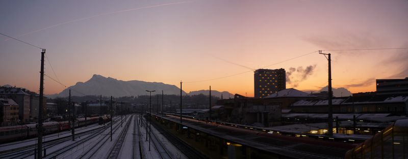 Datei:Abendrot am Bahnhof.jpg