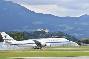 Emir von Kuwait B747-800 Typen-Erstlandung am Salzburg Airport 05.jpg
