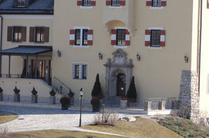 Schloss Fuschl, Eingangsbereich.JPG