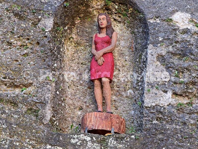 Datei:Sphaera Frau im Fels Toscaninihof Salzburg 2019.JPG
