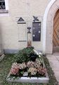 Priestergrab bei der Pfarrkirche Puch bei Hallein.jpg