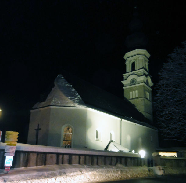 Datei:Faistenauer Kirche bei Nacht.jpg