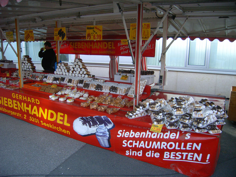 Datei:Schaumrollenverkaufsstand in Thalgau.jpg