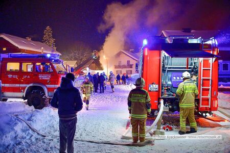 2017 01 08 FF Neumarkt am Wallersee Brand Wallbachsiedlung 15.jpg