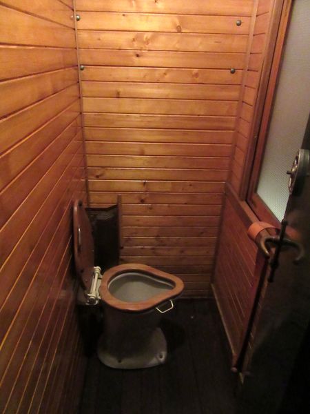 Datei:Closett im Ischlerbahnwaggon.jpg