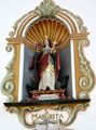 Hl. Margaretha-Statue über der Kirchentüre der Pfarrkirche Oberau.jpg
