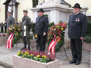 Kranzniederlegung beim Kriegerdenkmal.jpg