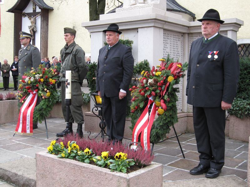Datei:Kranzniederlegung beim Kriegerdenkmal.jpg