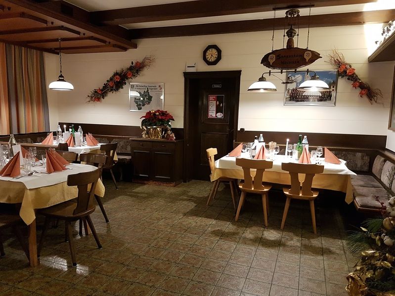 Datei:Gasthof Neuhofen, Stammtisch.jpg