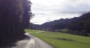 Südlicher Verlauf der Ellmaustraße in Richtung der Ortschaft Ellmau.JPG