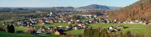 Elsbethen Südpano, dahinter Salzburg.JPG