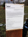Infotafel bei der Kunstinstallation Stille in Wertheim in Neumarkt am Wallersee.jpg
