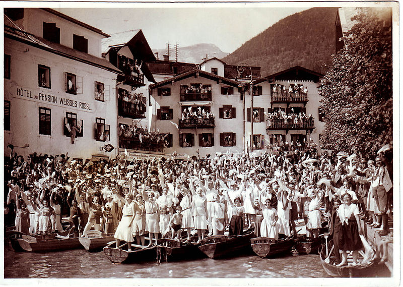 Datei:Massenszene Liebling der Götter.jpg