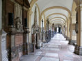 Sebastiansfriedhof, südseitiger Arkadengang.JPG