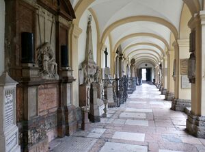 Sebastiansfriedhof, südseitiger Arkadengang.JPG