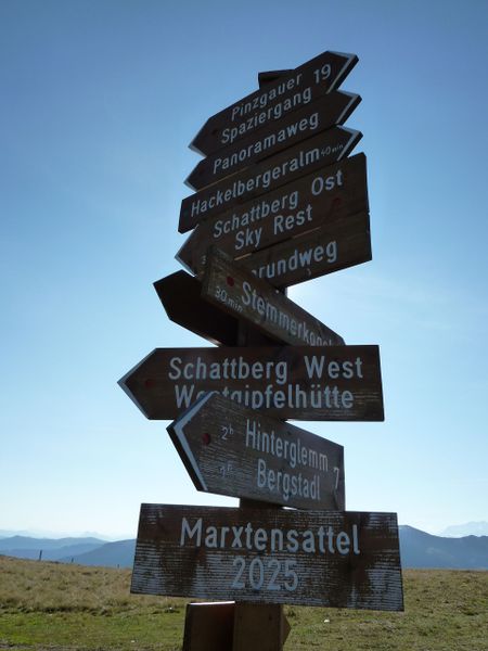 Datei:Wanderwegweiser am Marxtensattel.jpg