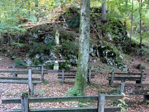 Bänke vor der Madonna bei der Burggrabenklamm in Unterburgau.jpg