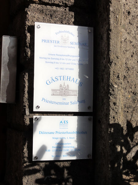 Datei:Priesterhaus, Eingangsschild am Makartplatz.jpg