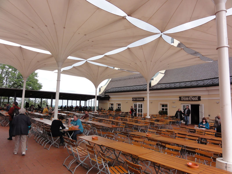 Datei:Andechs, Gastgarten beim Bräustüberl.jpg