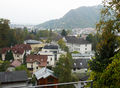 Ausblick von der Weingartenstraße auf des Vereinshaus und die Volksschule Gnigl.JPG