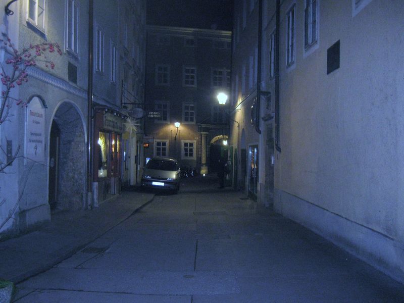 Datei:Chiemseegasse Nachts.jpg