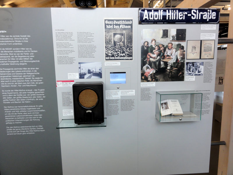 Datei:Führerkult A.jpg