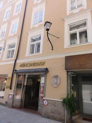 Hauseingang ehem. Münchnerhof, Aufn. August 2011.JPG