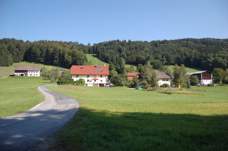 Datei:Holzingerstraße, Einmündung in Holzing.jpg
