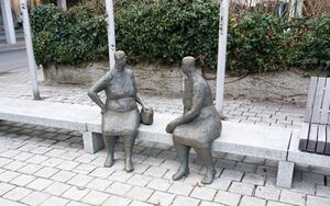 Skulpturen beim Stadtbrunnen in Seekirchen.jpg