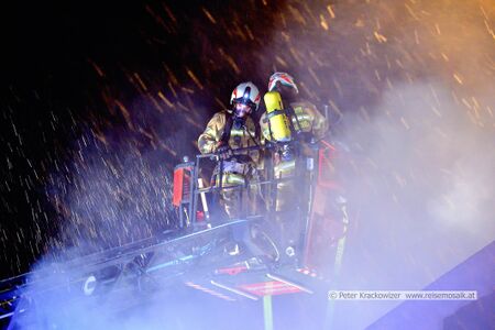 2017 01 08 FF Neumarkt am Wallersee Brand Wallbachsiedlung 11.jpg