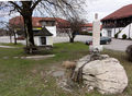 Brunnen in der Ortsmitte von Surheim.jpg